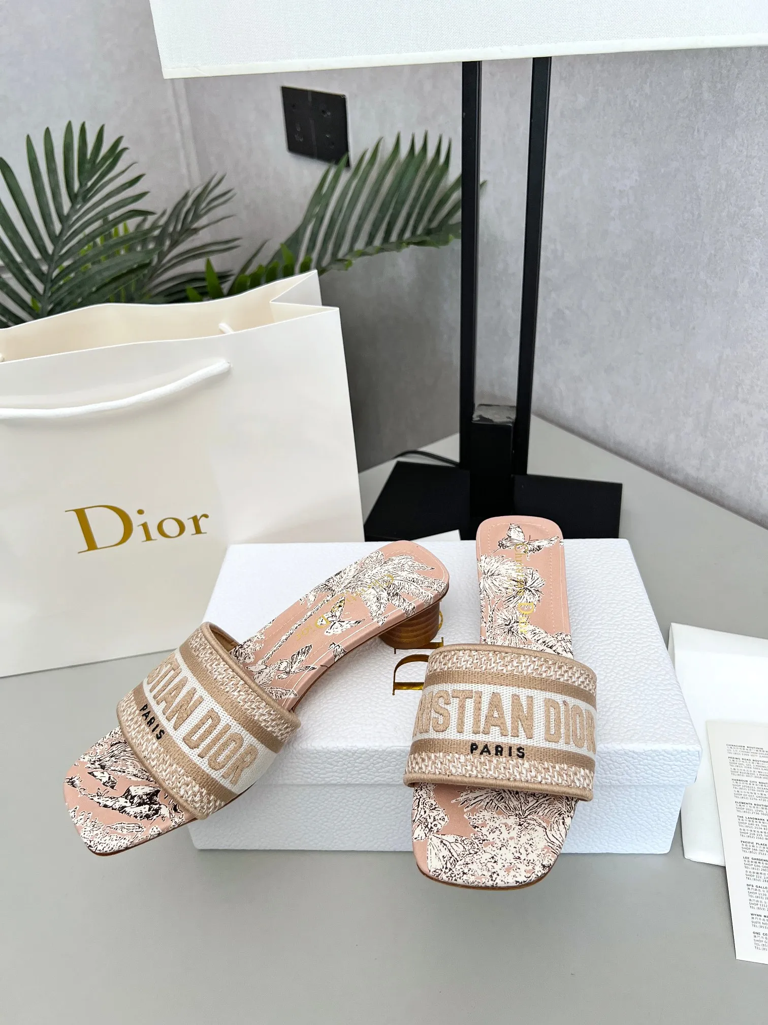 👟👟Ex-factory price 360👟👟 Genuine leather sole + 30 Dior’s latest hot model, a ﾉ☀ spring new product, this mid-heeled silk forged surface + 3D electric show shoe embodies the modern design concept. How to match it to look good. Comfortable on the foot. Code number 35-40 (41/42 customized)